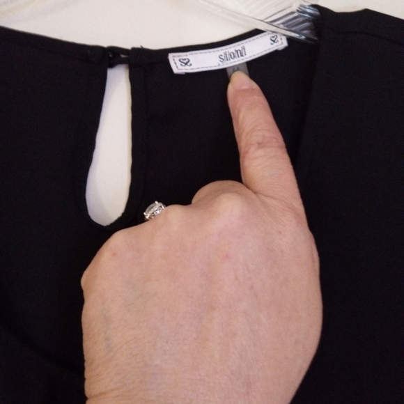 Sioni sleeveless pintuck blouse women's size medium - Picture 2 of 7